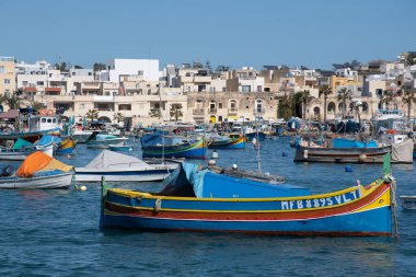Marsaxlok Malta 9 Şubat 2020: Malta 'nın Marsaxlokk balıkçı köyünde ön planda geleneksel boyalı tekne