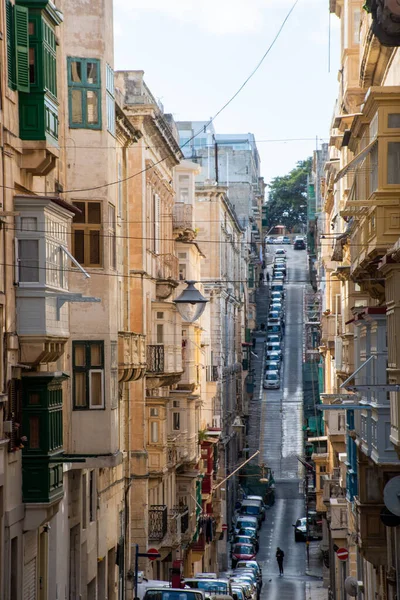 Valleta Malta Febrero 2020 Empinada Calle Valetta Con Edificios Altos —  Fotos de Stock