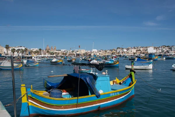 Marsaxlok Malta Lutego 2020 Maltańska Wioska Rybacka Marsaxlokk Tradycyjną Malowaną — Zdjęcie stockowe