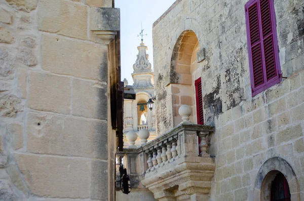 Mdina Kathedraal Toren Gezien Vanaf Een Traditionele Straat — Stockfoto