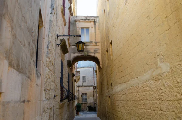 Achterstraat Mdina Malta Met Stenen Boog — Stockfoto