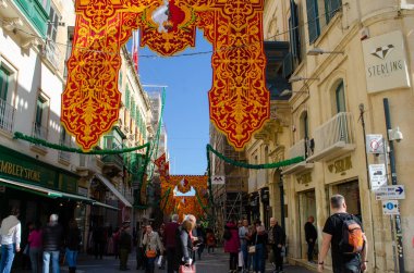 Valleta Malta 8 Şubat 2020: St Paul 's Batığının Dini Ziyafeti için renkli pankartlarla kalabalık