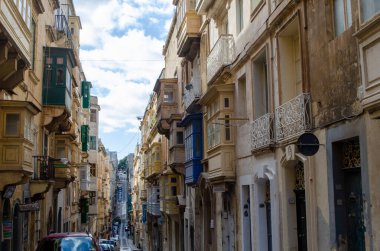 Valleta Malta 8 Şubat 2020: Dik tepeli dik kenar cadde Valetta