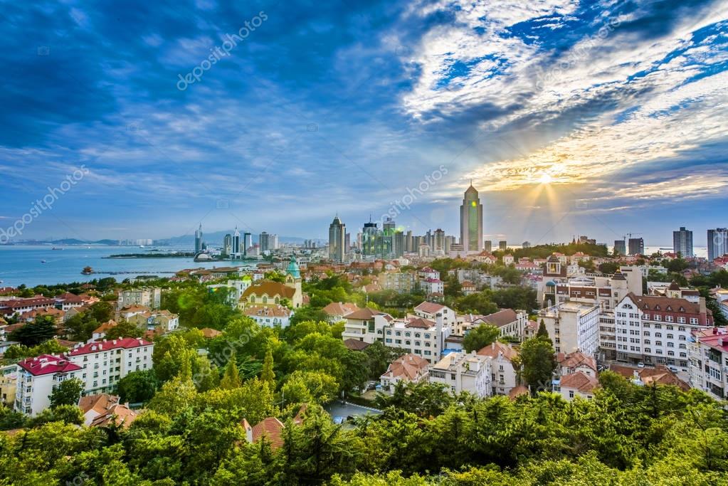Panorama de la ciudad de Qingdao — Foto de stock © zhanglianxun #164398270