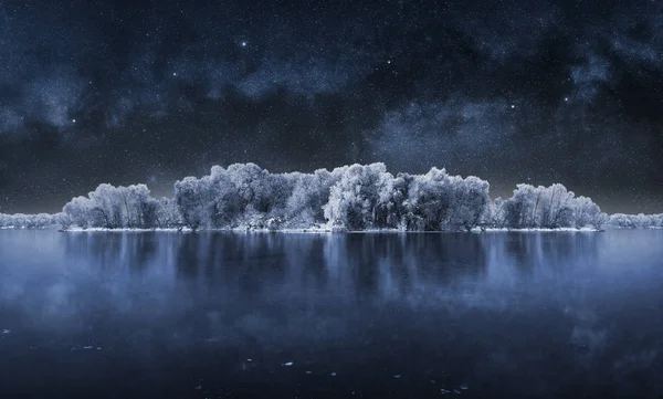 Lago congelado e céu estrelado — Fotografia de Stock