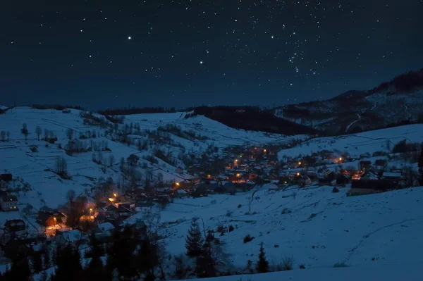 Une Image Ciel Étoilé Nocturne Sur Village Enneigé — Photo