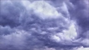 Kara fırtınalı bulutların kusursuz döngüsü.