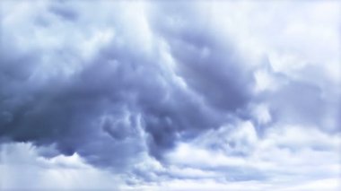 Karanlık fırtınalı bulutlarda boğuşan güneş ışınlarının hızlandırılmış görüntüleri.