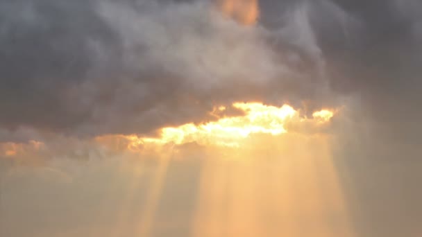 Abendlicher Zeitraffer Der Sonnenstrahlen Die Sich Durch Die Dunklen Wolken — Stockvideo