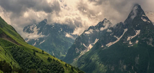 Rano w górach Kaukazu — Zdjęcie stockowe