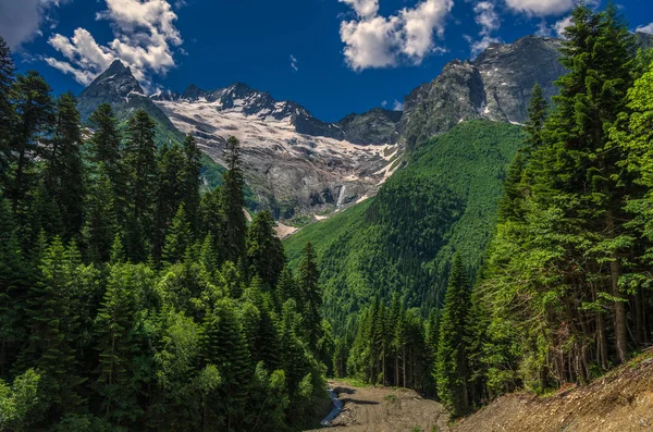 Mattina in montagna Dombay — Foto Stock