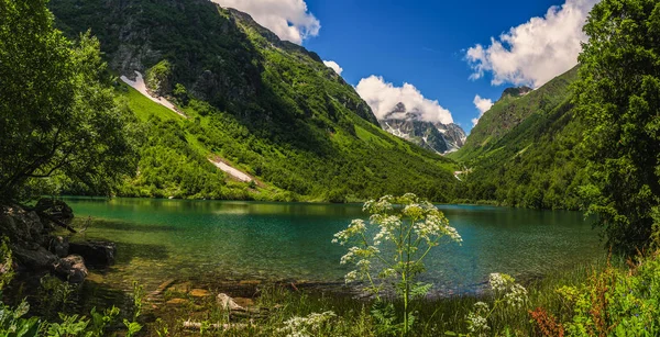 Kaukaz, nad jeziorem Badukskoe — Zdjęcie stockowe