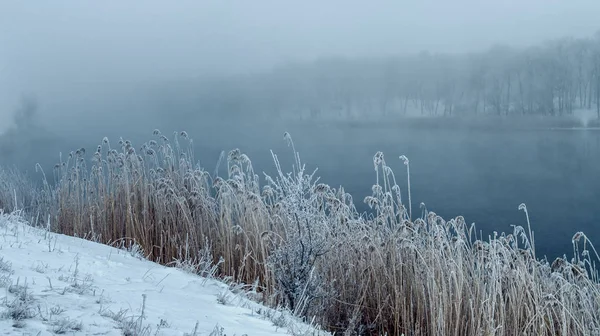 Nevoeiro de inverno no rio — Fotografia de Stock
