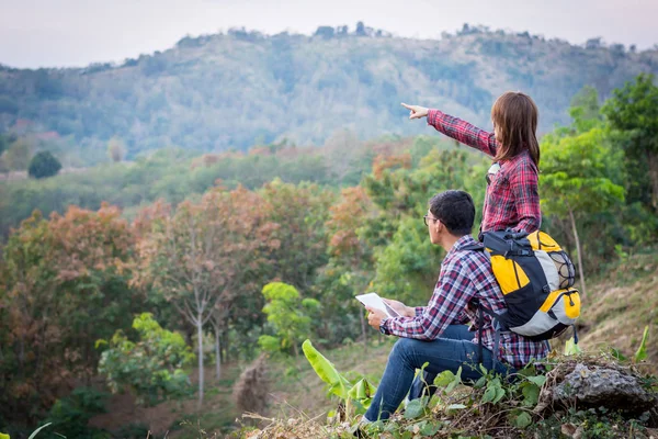 Mulheres turistas e homens estão vendo a montanha . Fotografia De Stock