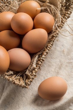 Beyaz arka plan üzerinde taze yumurta.