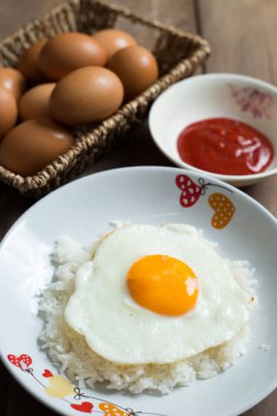 Pişmiş pirinç ve taze yumurta sahanda yumurta.