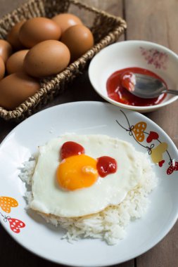 Pişmiş pirinç ve taze yumurta sahanda yumurta.