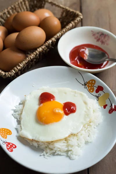 Pişmiş pirinç ve taze yumurta sahanda yumurta.