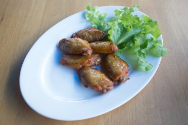 sıcak ve baharatlı tavuk kanadı