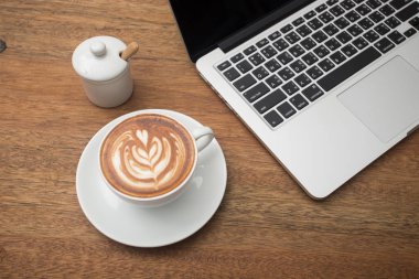 kahve ve ahşap üstünde defter