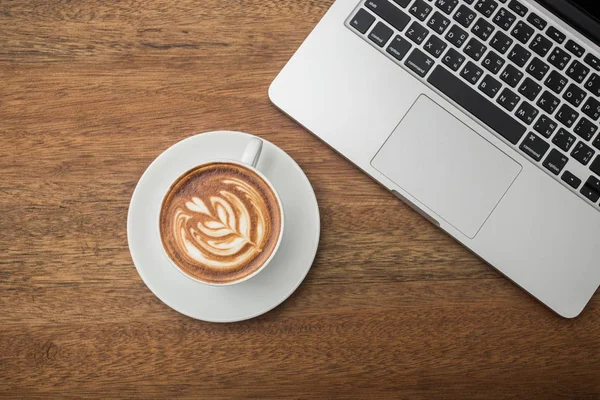 Koffie en laptop op het hout — Stockfoto