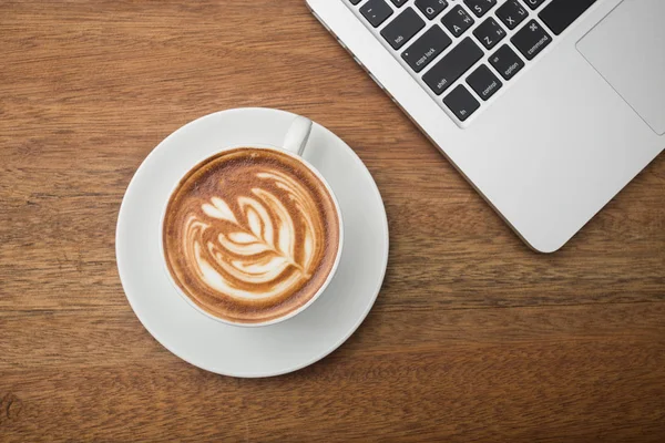 Koffie en laptop op het hout — Stockfoto