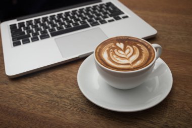 kahve ve ahşap üstünde defter