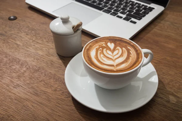 Koffie en laptop op het hout — Stockfoto