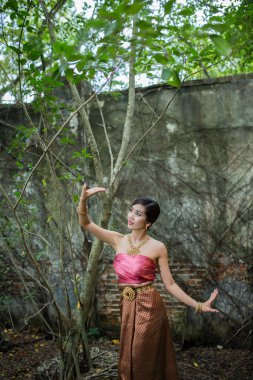 Asyalı kadın Tay sos ile