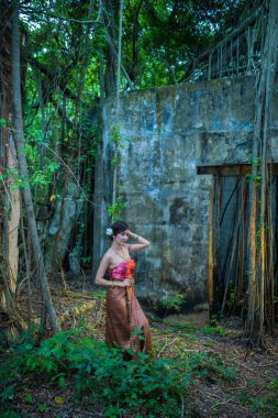 Asyalı kadın Tay sos ile