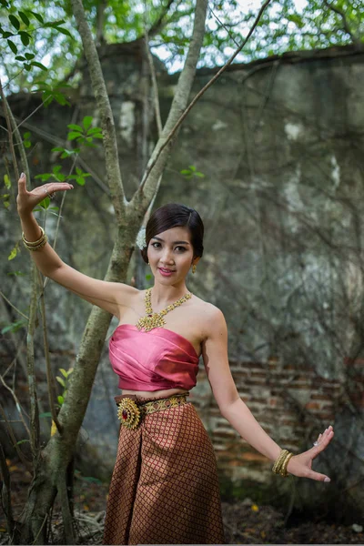 Asijské žena s thajskou dresinkem — Stock fotografie