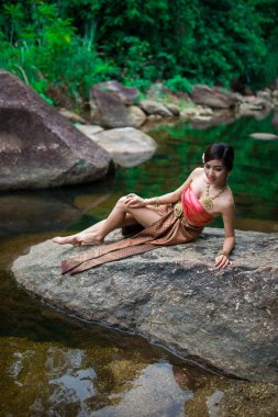 Asyalı kadın Tay sos ile