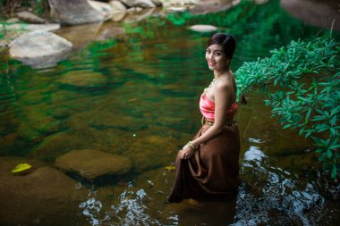 Asyalı kadın Tay sos ile