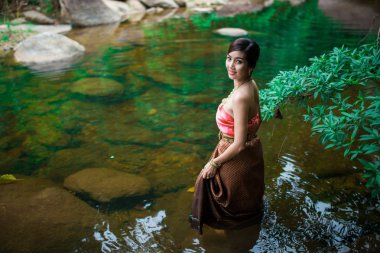 Asyalı kadın Tay sos ile