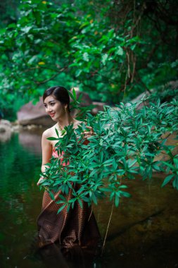 Asyalı kadın Tay sos ile