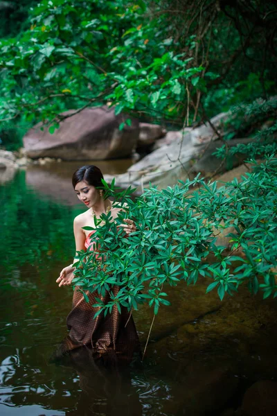 Mulher asiática com molho tailandês — Fotografia de Stock