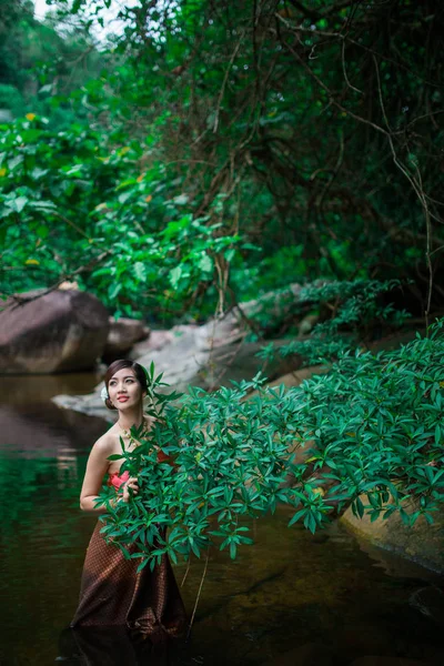 Asyalı kadın Tay sos ile