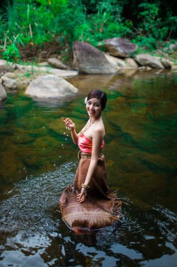 Asyalı kadın Tay sos ile