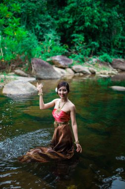 Asyalı kadın Tay sos ile