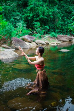 Asyalı kadın Tay sos ile
