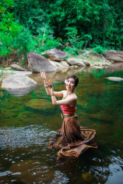 Asyalı kadın Tay sos ile