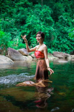 Asyalı kadın Tay sos ile