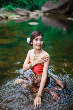 Asyalı kadın Tay sos ile