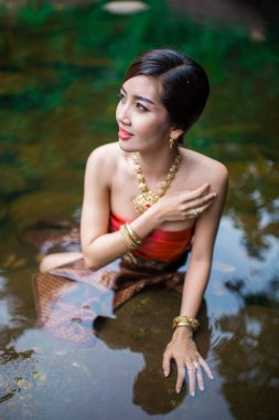 Asyalı kadın Tay sos ile