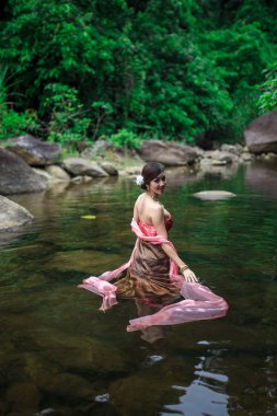 Asyalı kadın Tay sos ile