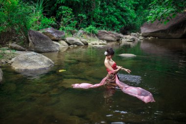 Asyalı kadın Tay sos ile