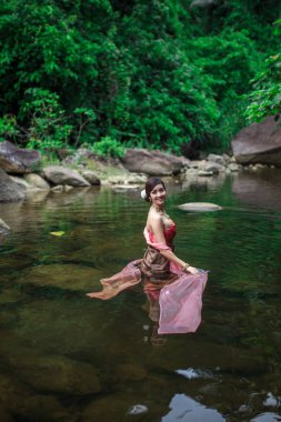 Asyalı kadın Tay sos ile