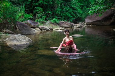 Asyalı kadın Tay sos ile