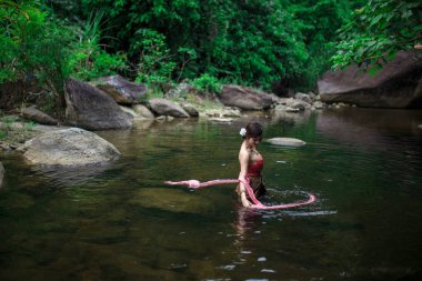 Asyalı kadın Tay sos ile