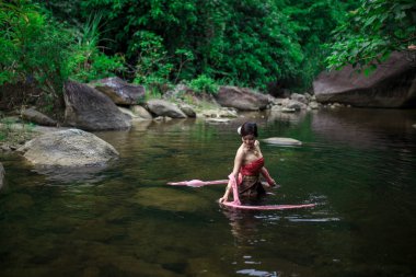 Asyalı kadın Tay sos ile